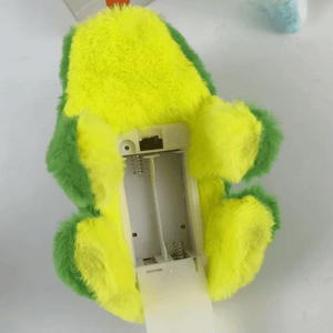 Pelucia De Animais Eletronicos Anda E Emite Som A Piilha AA - Them Company